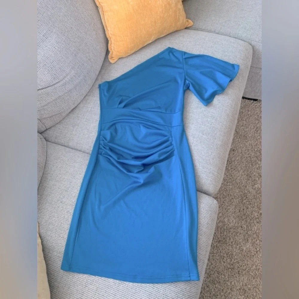 Elegant Blue Off-Shoulder Dress - Picture 1 of 3